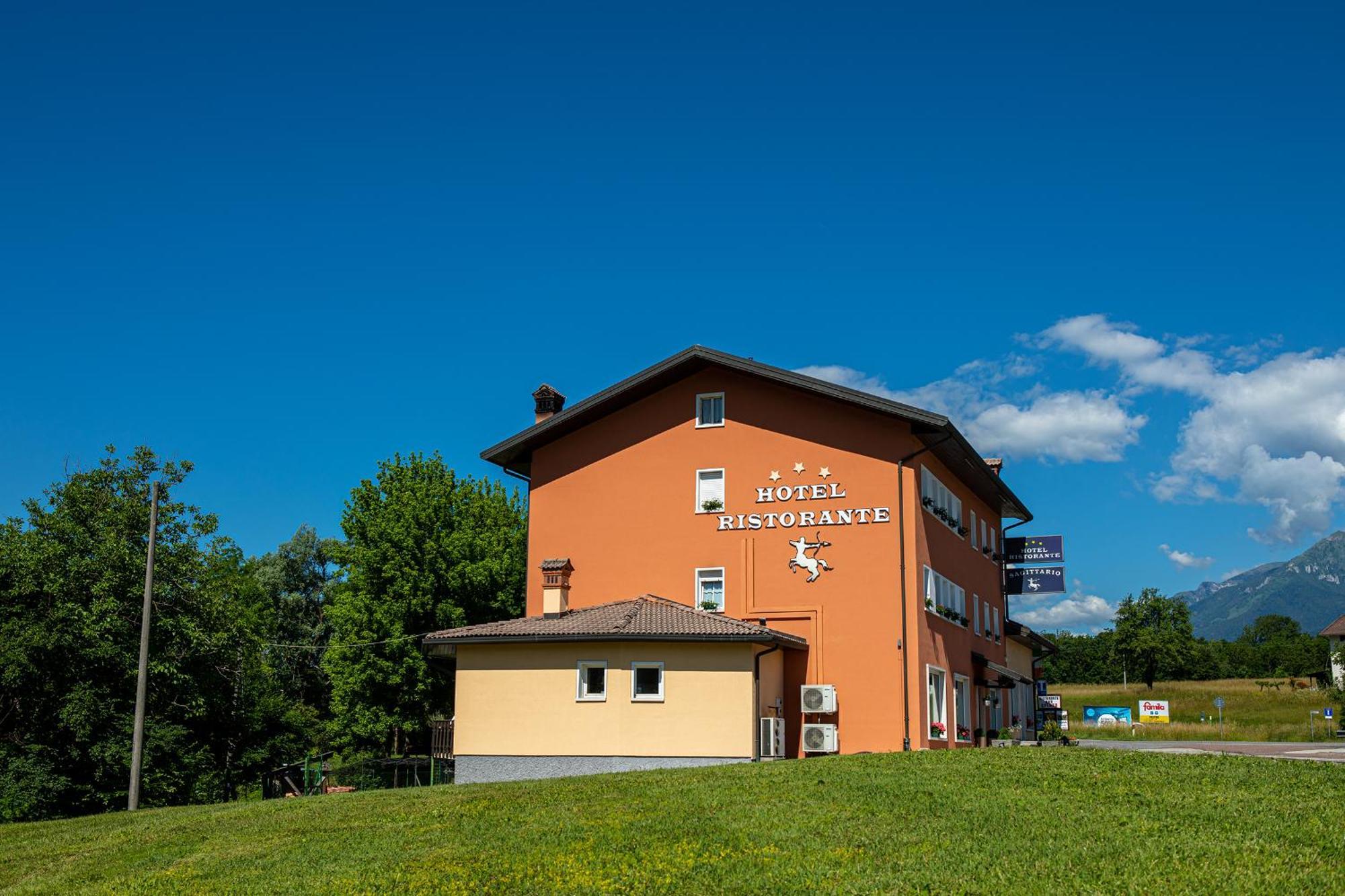 Hotel Ristorante Sagittario Feltre Exterior photo