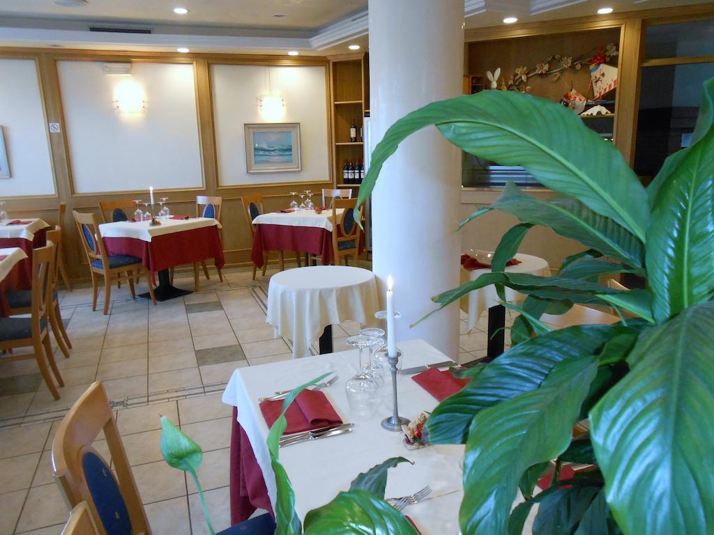 Hotel Ristorante Sagittario Feltre Exterior photo