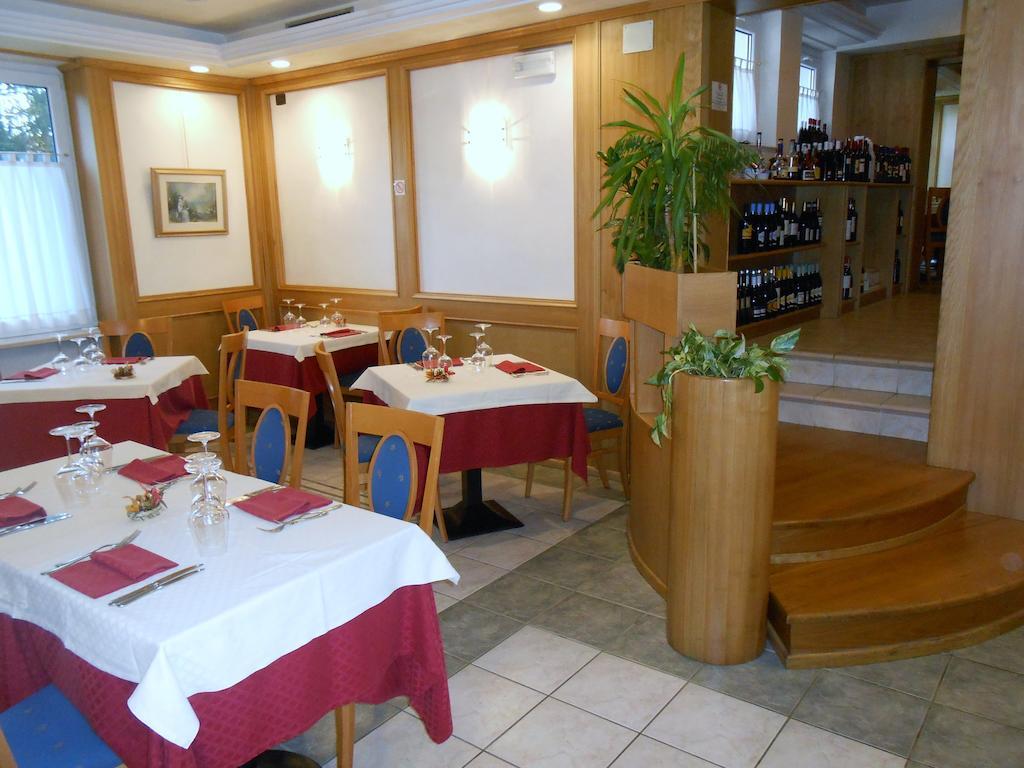 Hotel Ristorante Sagittario Feltre Exterior photo