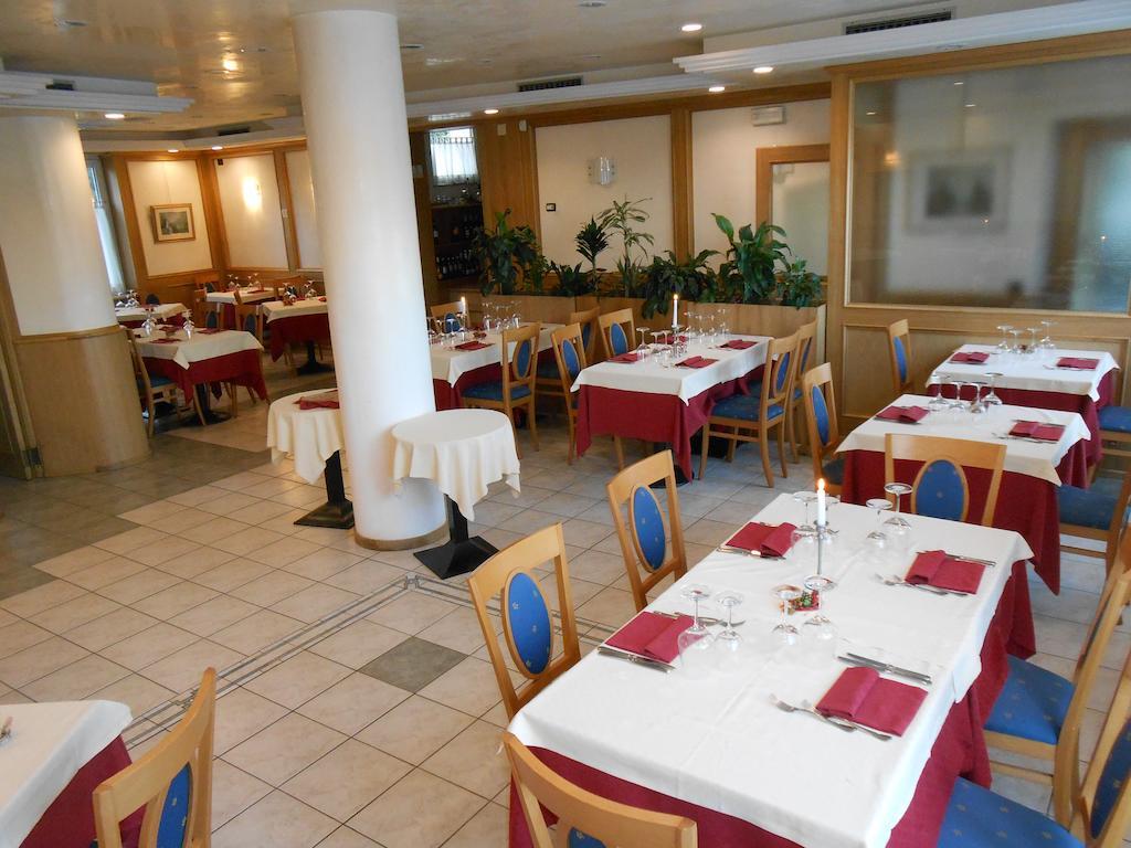 Hotel Ristorante Sagittario Feltre Exterior photo