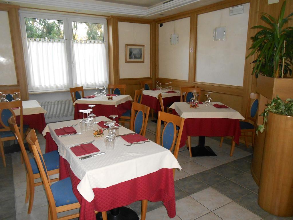 Hotel Ristorante Sagittario Feltre Exterior photo